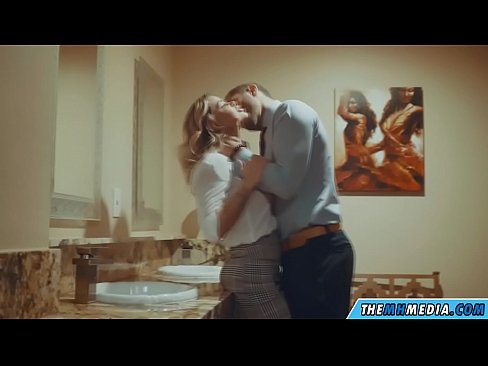 ❤️ Khi một cô gái tóc vàng busty quyến rũ bạn trong một nhà vệ sinh công cộng ❤️ Sluts tại chúng tôi ❌️❤